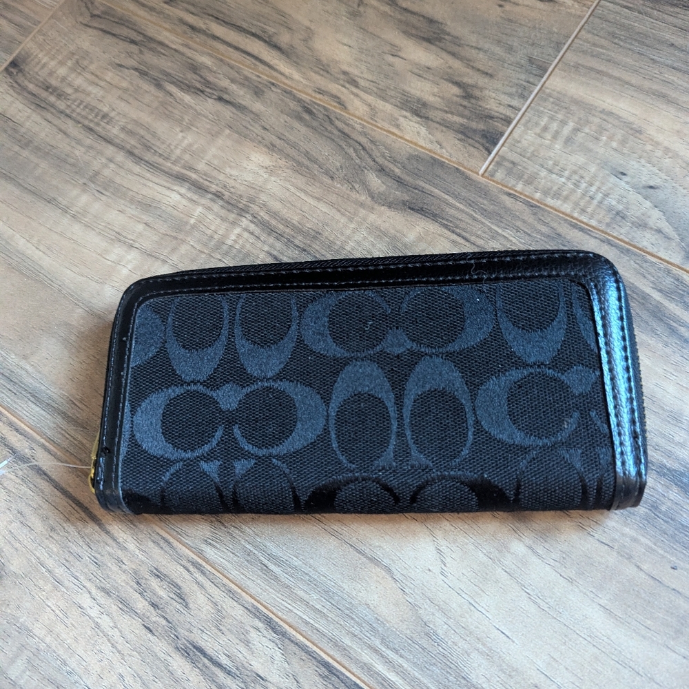 Coach black wallet with zipper vintage c design 7x 3.5 X1